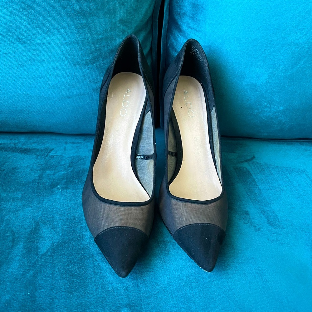 Black pointy toed stiletto also shoes size 10